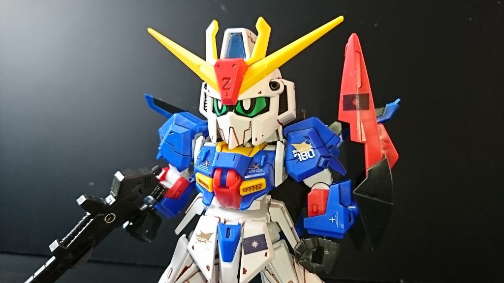 部隊マーク&Hull No.入りデカールを肩に貼り付け