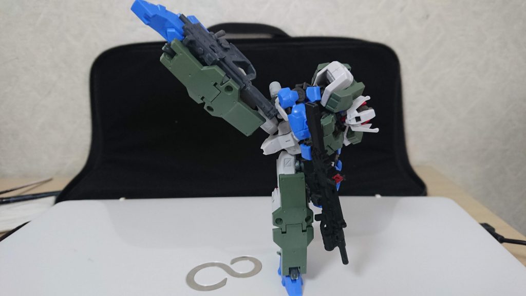 これだけの装備をつけてる状態でハイキックも可能