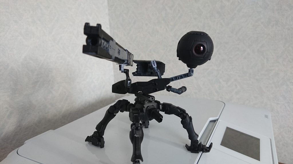 本機は大型レールキャノンで射出した大型弾頭を使用