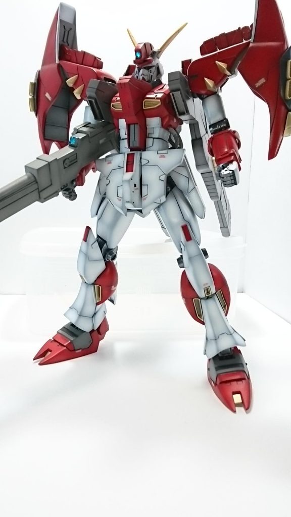 胴体のロールキャノンのせいで特異な体型の機体なのでパッと見た時に自然に見えるようプロポーションには気を使いました。
下半身を大きめに造型して上半身とのバランスをとってます。