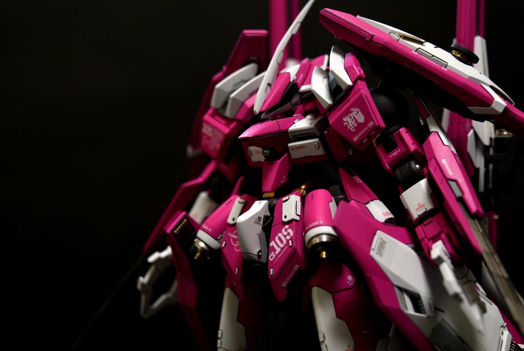 頭部センサーはモノアイに。サイドから生えていたアンテナ？を切り取って頭部に移植。肩に装甲を増設。クローはハンマハンマから流用。