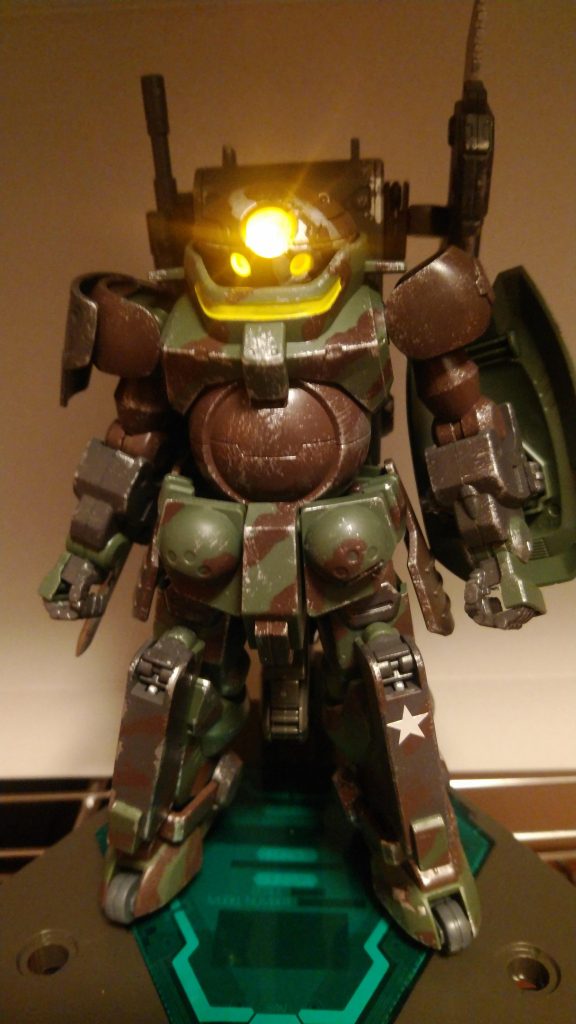 ジャングル戦をイメージした迷彩柄と、激戦の末に塗装が剥がれた設定でシルバーのウェザリングに挑戦