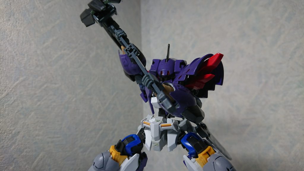 メイン武器の一つ。ハンマー。ブースターがついてるので威力が高い。防御の上から押し潰す