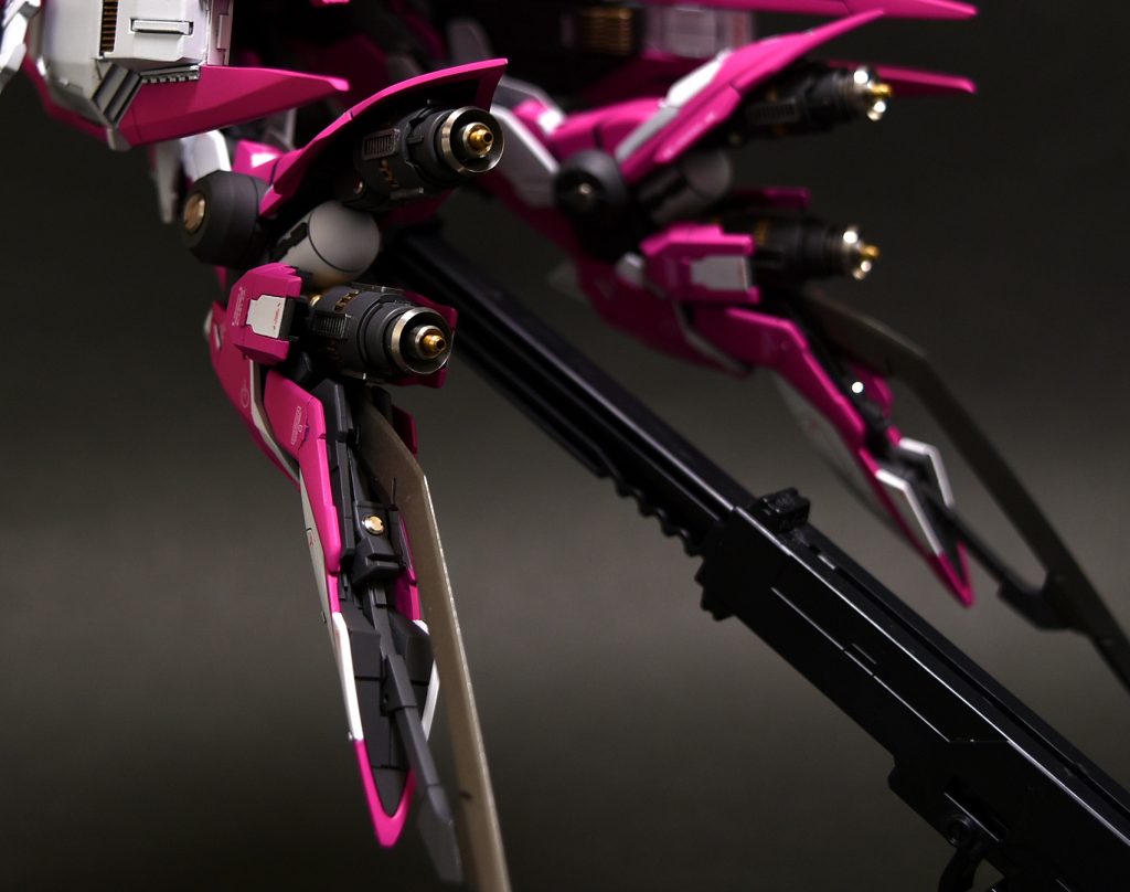 脚部にブースターを追加(コトブキヤ製プロペラントタンクの余剰パーツ)