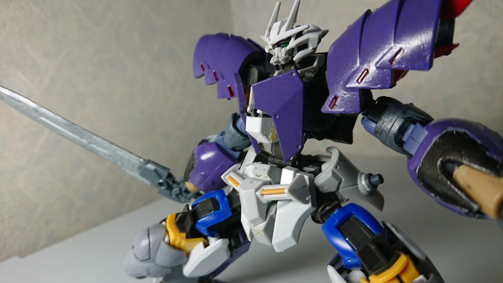 ヘルムを外してからが本気だ!
ヘルムを外すことで武器が近接ブレードに変更。エネルギー砲が使えます