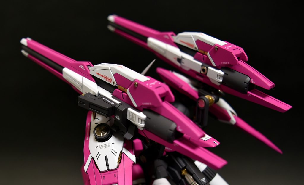 カスタムウエポンセットの組換えでシルエットを若干変更。