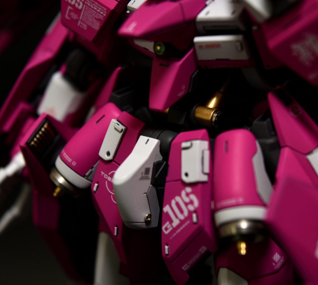 胸部にセンサー、腹部にシリンダーを追加。スカートは前と横で切り離し独立稼働できるようにしています。