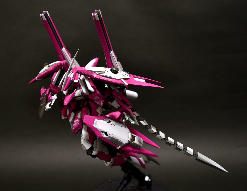 腕部のブレードはコトブキヤ M.S.G モデリングサポートグッズ へヴィウェポンユニット14 ビーストマスターソードに変更。剣先はプラ板で鋭く延長しました。