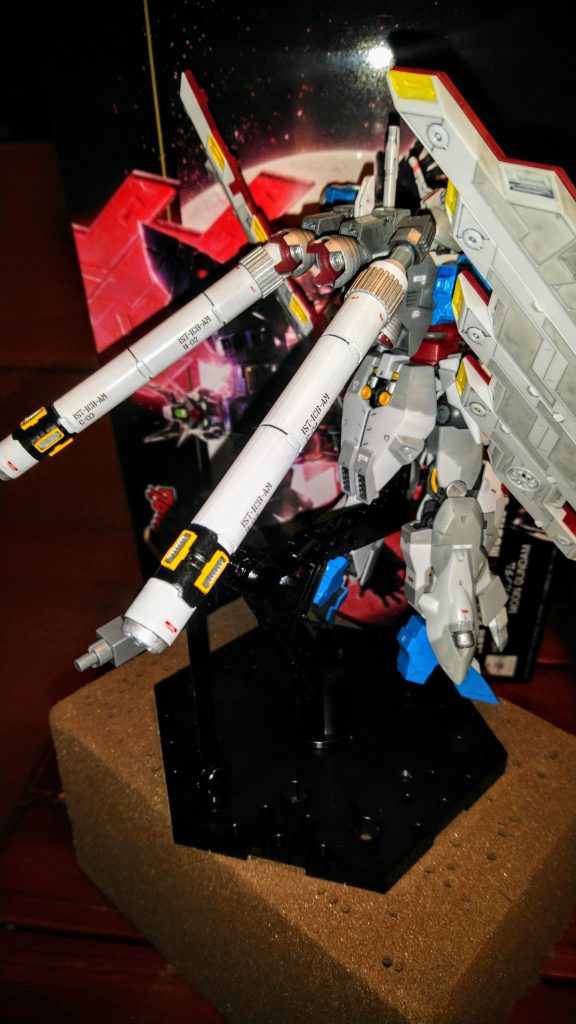 背面のブースターが貧弱に見えたので、コトブキヤのプロペラントタンクとブースターを増設しました。