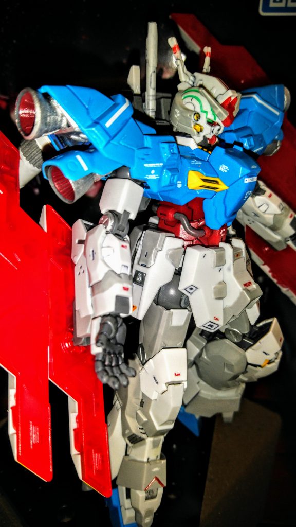 肩部も大型のブースターに変更、増設してます。また手足の白い部分は灰色を配置し立体感を出してみました。