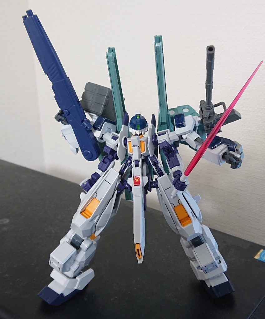 EZSRの両肩のハードポイントを利用することで、武装を追加可能ここでは6連ミサイルと180㎜キャノンを追加している。