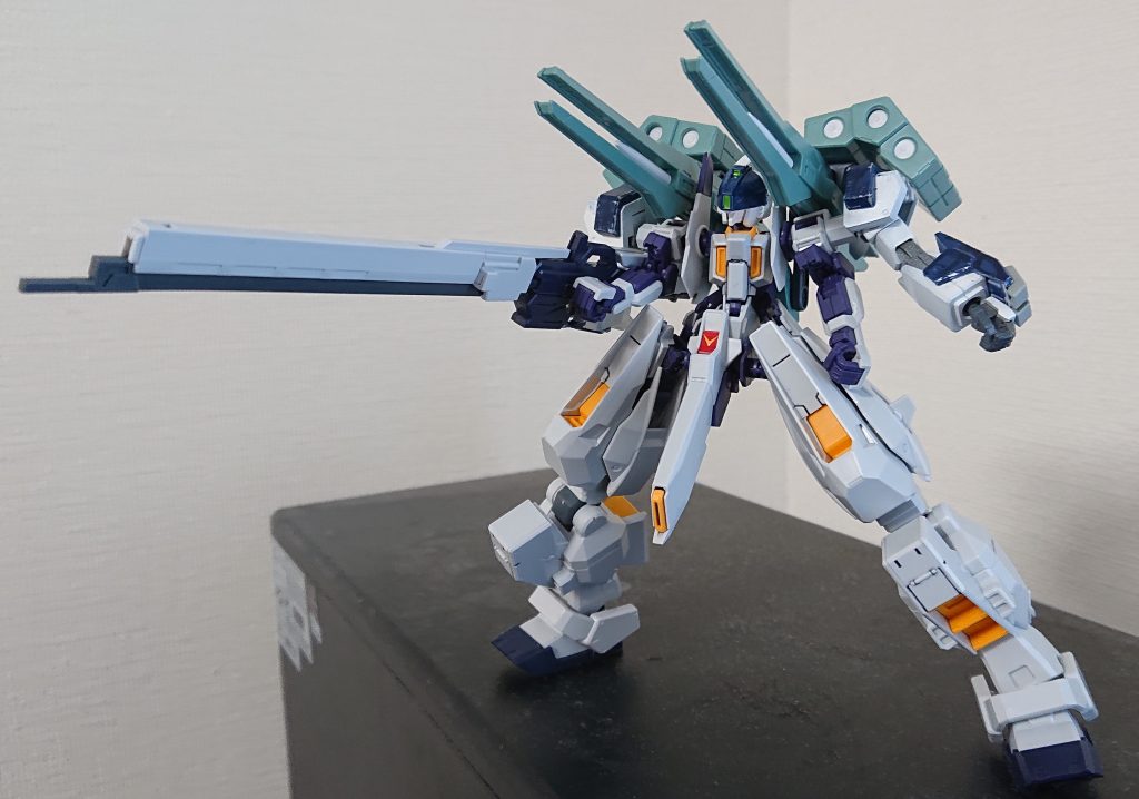 片側の2本腕を利用することで大型ライフの安定保持による狙撃も可能