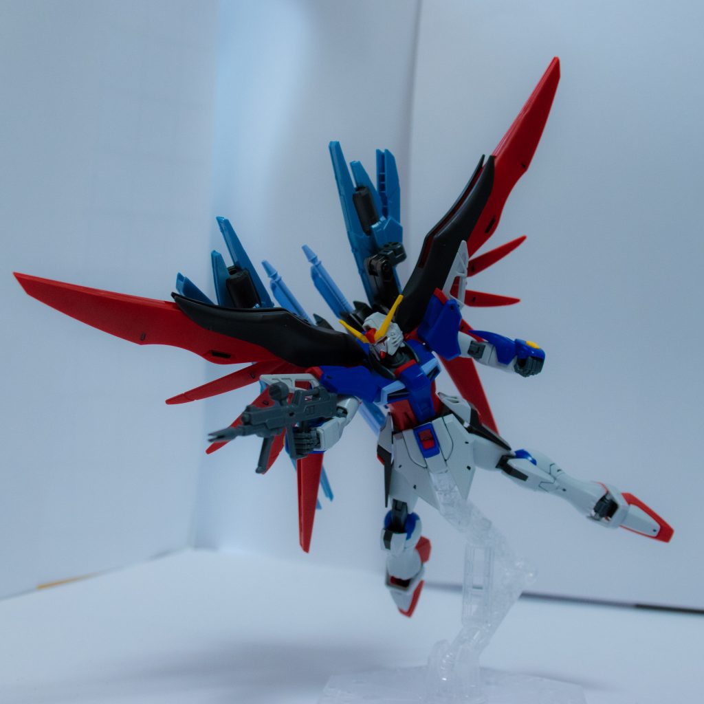 各部機構はほぼ流用されてるので武装の流用も可能である。
ビームライフルで攻撃。