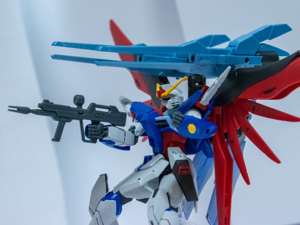 高エネルギー長射程ビーム砲は展開し手に持つという動作を非効率であるとし廃止。
かわりに、ブラストシルエットの武装であるケルベロスを改良した
「キマイラ 超高エネルギーランチャー」を2門装備している。