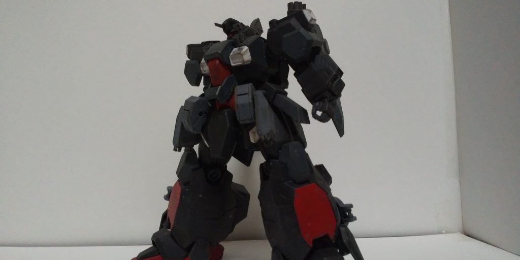 FD－03/NE グスタフ・カール夜間強襲対拠点制圧型（ナイトエッジ）

本機は、地球連邦軍第218独立小隊、通称
［ブラッド・レイン］が運用しているMSである。

基本的な運用方法は、地球上に残る、
ジオン残党等の反抗的な勢力の拠点に強襲し、拠点にある兵器などを片っ端から
破壊するという無茶苦茶なモノである。

その為か、グスタフ・カールにしては、
武装が豊富で、火力も高い。