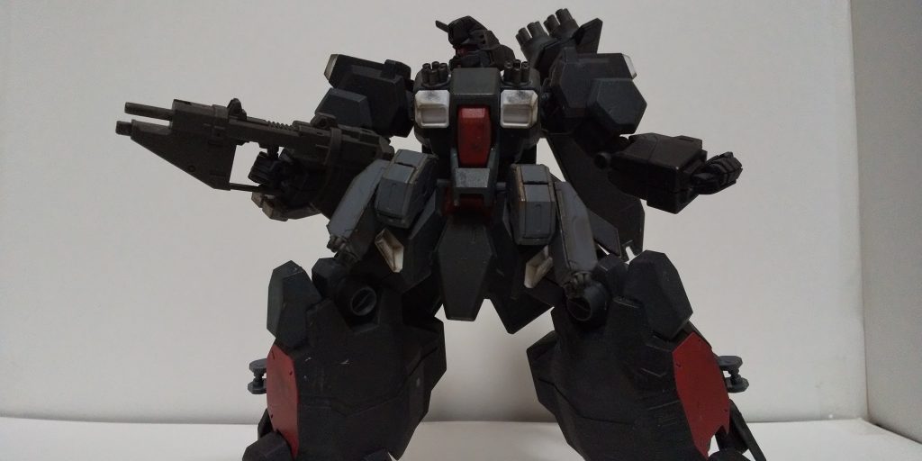 ・デモリッションガン
本機のメイン武装。
火力に優れており、一年戦争時の機体程
度なら、装甲を一撃で貫く事が出来る。