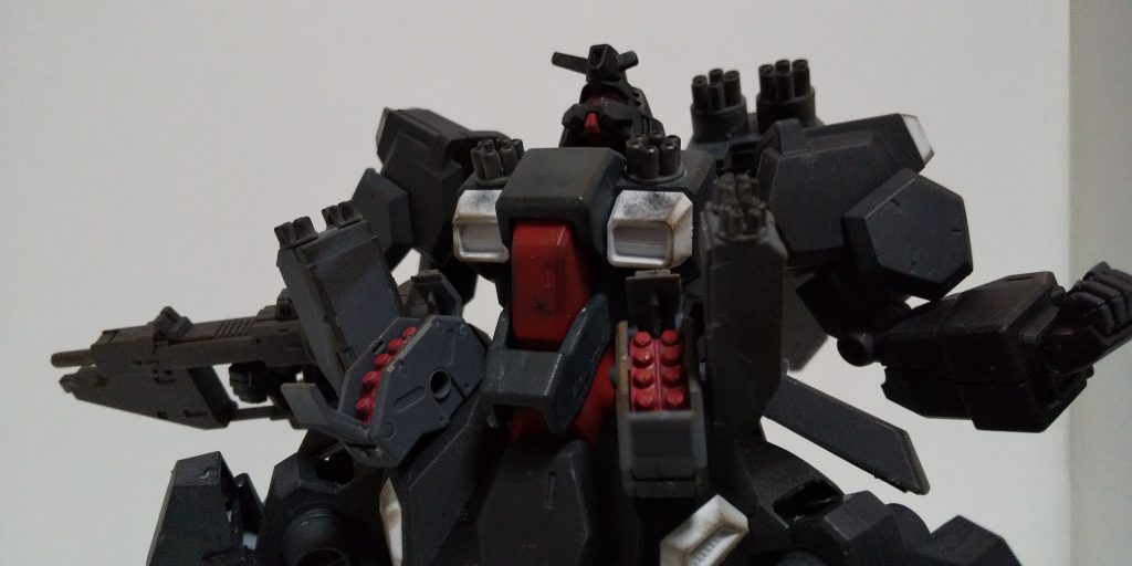 ・胸部対空マシンガン
胸部に二基装備されている。
主に対空ミサイル等を迎撃するのに使う
尚、口径は60mmである。
・腰部ミサイルハッチ
本機の腰部に二基装備されている。
主に、対MS等に使う。
・腰部小型マシンガン
腰部ミサイルハッチのジョイントに
それぞれ一基ずつ装備されている。
主に対人用に使われる。
口径は20mmである。