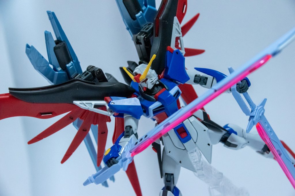 各部関節機構の設計見直しにより片手での攻撃動作も可能となっている。