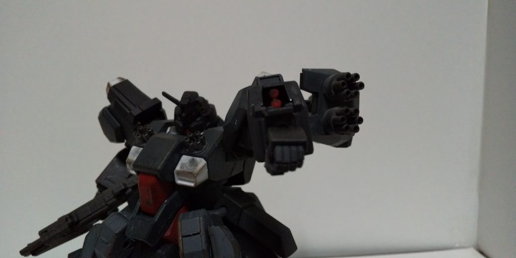 ・腕部グレネード
本機の左腕に装備されている。
グスタフ・カールと同じ仕様になってい
る。
・シールドガトリング
グスタフ・カールに装備されている
シールドに75mm口径のガトリングを
付け足した物。