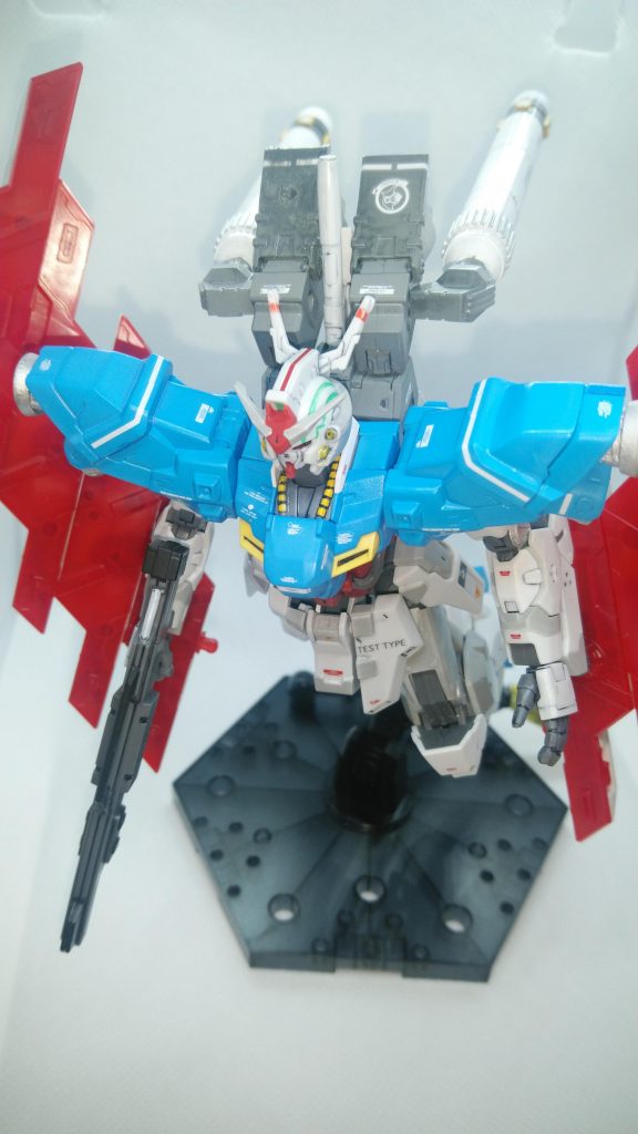 胸部と肩をスカイブルーに変更。各所にデカールを貼り、情報量を増やしてみました。