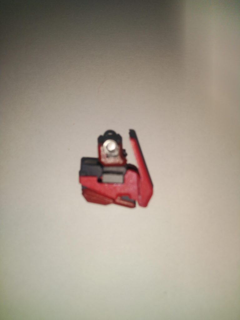 腕部の構成です。バーザム腕部取り付けパーツは自作しました。ウーンドウォートの腕を折りたたんで挟み込んでいます。腕は上にあげるといかり肩になってしまうので下に下げました。その場合どうしてもヘタって腕が開いてしまうためステイメンの腕部装甲をはめ込みました。最小限の加工であつらえたようにハマりました。