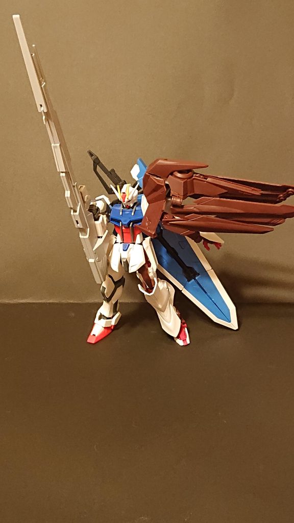 初期案
・アストレイノーネイムの左肩とストライクの接続が合わなかったので、サイズの合うボールジョイントをジャンクから切断、プラ板と接着し加工しています
・アストレイノーネイムの左肩の干渉部分を削り、肩裏側をパテ埋め、3mm穴あけしノーネイムライフルを接続しています
・アストレイノーネイムの左足とストライクの右足の長さが違うため、左足太もも上くらいにプラ板積層、穴あけし、1.5mm延長しています