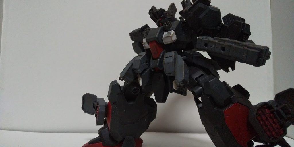 ・脚部ミサイルハッチ
脚部に装備された多目的ミサイル。
対戦車、対MS、対拠点等に使用される。