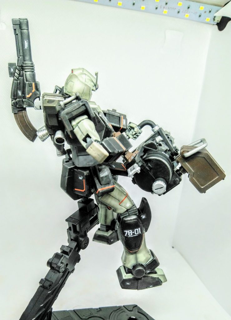 ガトリングガンを背負わせたり、手に持たせて立たせる事は出来ますが、ポーズを取らせる場合はスタンド必須です。