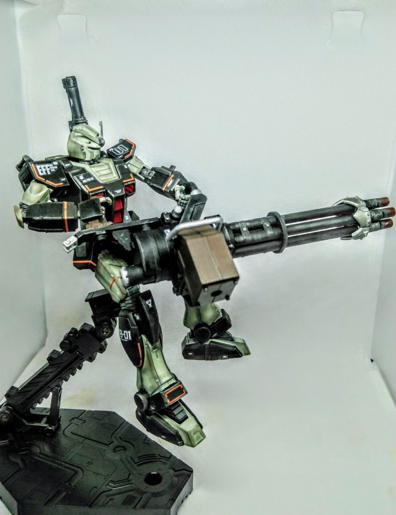 大型ガトリングガンは、いつもお世話になっているコトブキヤの追加パーツを使用。写真では分かりませんが、中にゼンマイが仕込まれていて銃身がグルグルと回るギミックがあります。