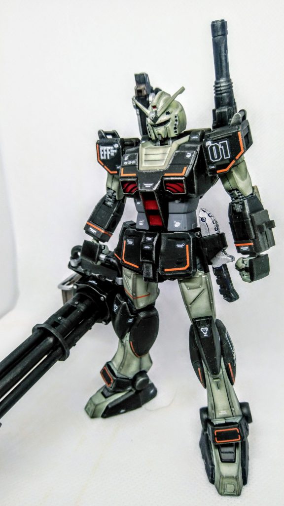 腰部のダガーはグリモアレッドベレーから流用。重なってますが、ちゃんと2本入ってます。ダガーケースは腕バルカンのパーツを少し削り作成しました。