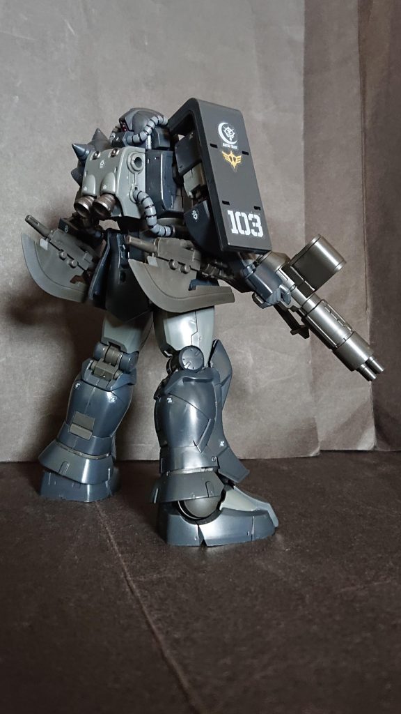 立ち姿 後ろ ヒートホークがでかいです...。