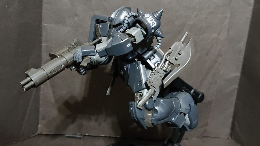 4連装マシンガンは、楽々両手持ちできます。