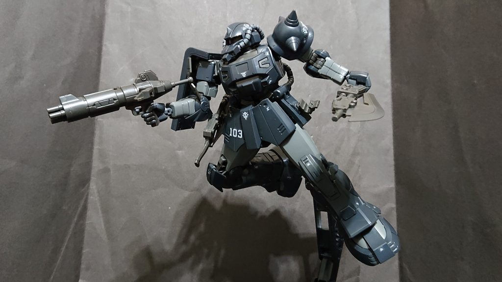 腰もパイプがスライド可動し、そこそこ動かせます。