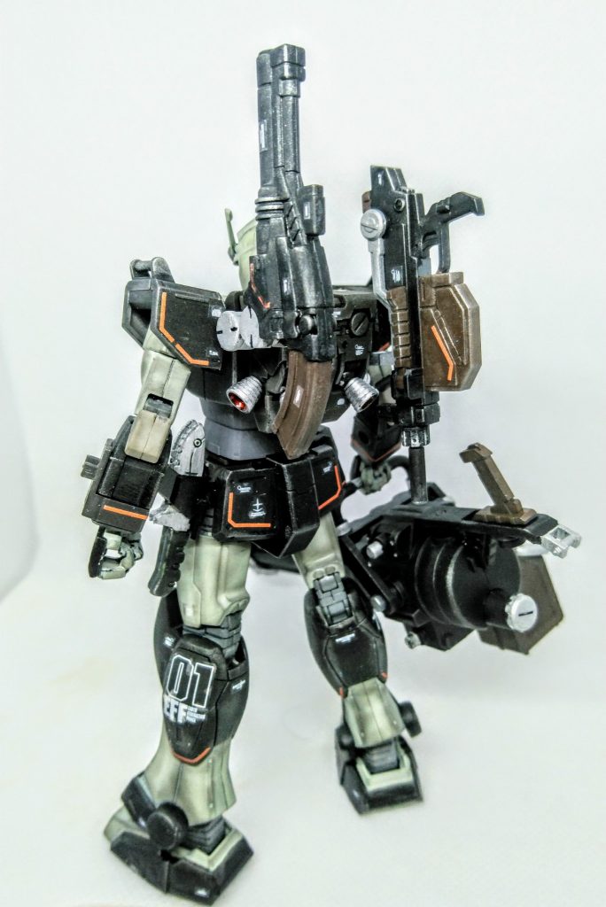 カラーリングですが
白い部分は【モカブラウン】
黒い部分は【ツヤ消しブラック】
関節は【ライトグレー】になります。
汚しはタミヤのウェザリングマスターを使用しました。これはオススメです。