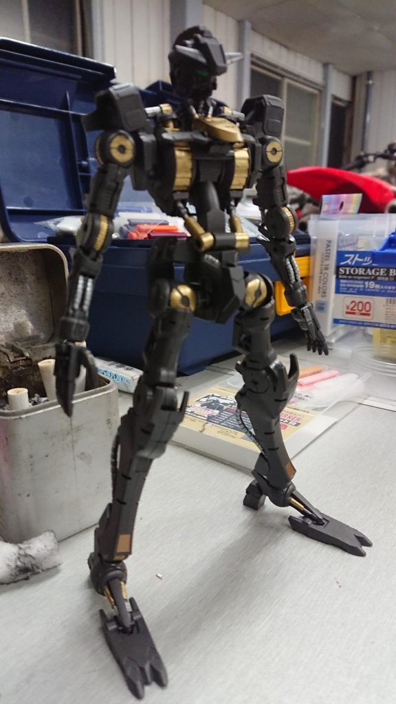 フレーム部分は外装を着けた時にワンポイントになることを期待してシリンダーやパイプ等をメタリックで部分塗装してみました。
主にガンダムマーカーのゴールドとシルバーを筆塗りで使用しています。
ガンダムマーカーのメタリック系は良い色ですね!