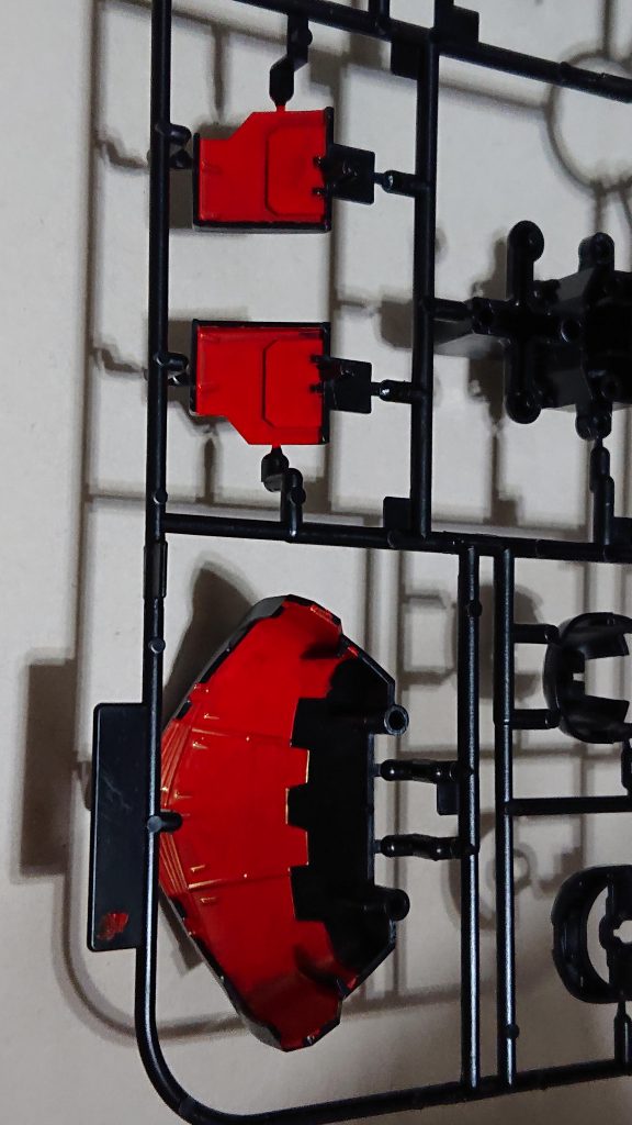 ドムのスカートの内部は赤くなくてはならないので(笑)、ガンダムマーカーレッドで重ね塗り