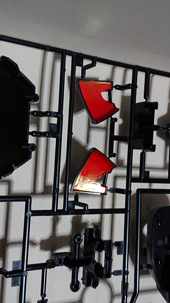 フロントアーマーも同様です。縁が厚いので塗りやすいです。