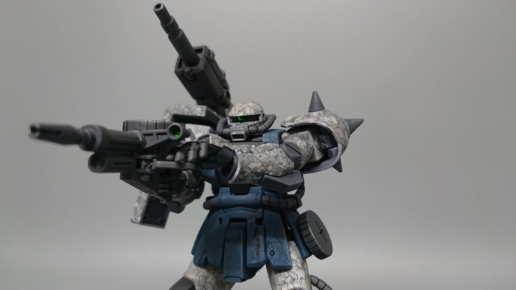 ザクと言えばザクマシンガンですね!照準機も緑のメタリックシールを貼っています。