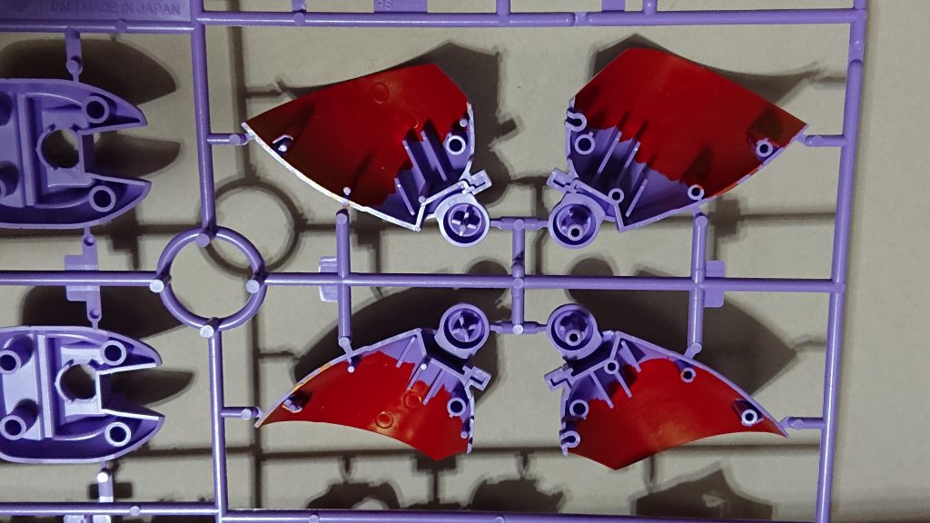 もちろん脚の中も赤く塗っています。