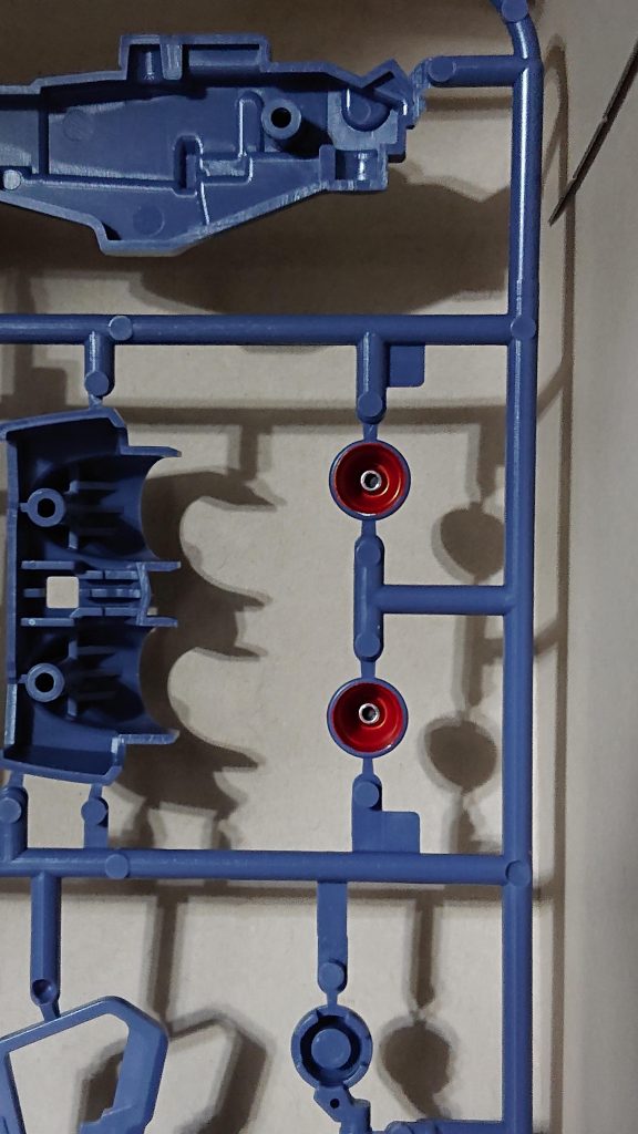 スラスターは赤く塗って内部ディテールのみシルバーでアクセントをつけました。