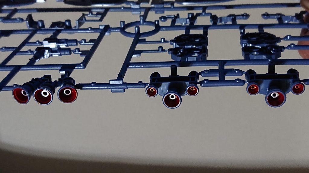 脚部スラスターも同様に塗っています。