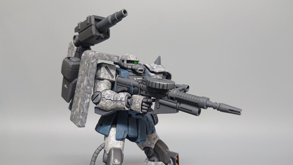 試作型ビームキャノン、ショートレンジモードです。
ジェネレータの出力が足りないだけで、ジオンのMSもビーム兵器が使えないわけではないとどこかで読んだので、サブジェネレータで補えれば装備出来るのではという着想でミキシングしてます。
この状態だと射程は短めで威力も低めですが、次弾の発射までの時間も短いという利点もあります。