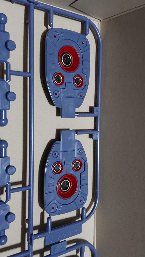 足裏も、作例ではグレーでしたがこっちの方が好きなので他のスラスターと同様に塗っています。