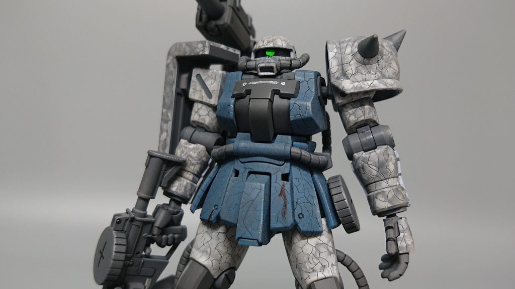 モノアイはメタリックシールです。センサーも試作テスト運用ということで緑色にしてみました。