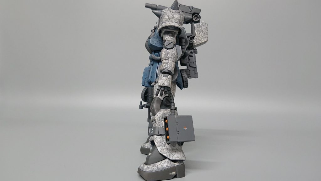 サイド。キャノン以外は見た目普通のF2型です。接近戦は想定してないのでヒートホークは装備していません。代わりにマシンガンの弾倉を装備してます。