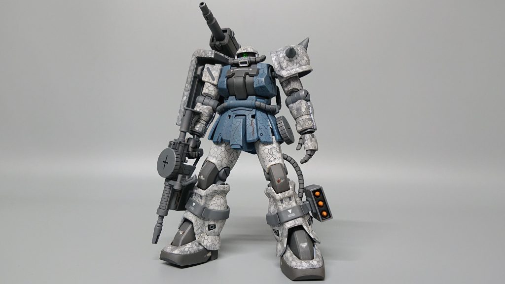 市街地で最大限の迷彩効果が得られるようなイメージで塗装をしております。
クラック(ひび割れ)は実際のひびや割れた壁などを参考にスジ彫りで入れています。