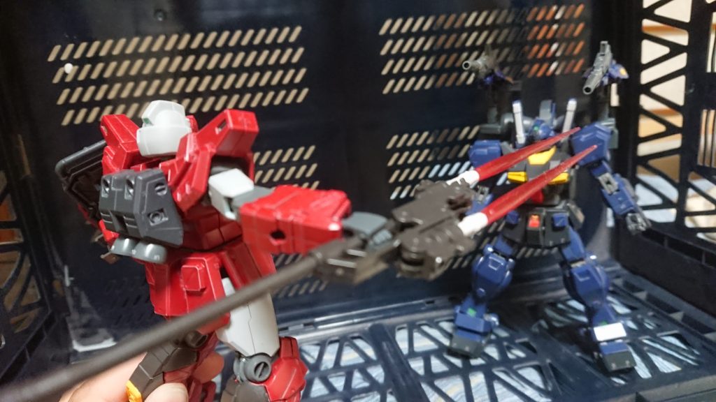 オーガスタ基地やムラサメ研究所で行われていた非人道的な実験の数々。
そしてダカールでの演説が決め手となり、[コカトリス小隊](https://gumpla.jp/hg/234982)はエゥーゴに加わる事を決意する。
だがそんな彼女達の前に立ち塞がったのは、かつて自身がアグレッサー(機体テスト用の仮想敵)を行った相手であるタイタンレックスだった！