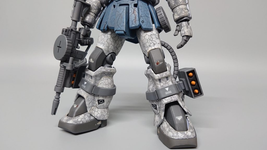 下半身。彫っている時は大変でしたが、エナメルのスミ入れ塗料を流すとスッとクラック部分に色が入ってとても気持ちが良く、救われました。