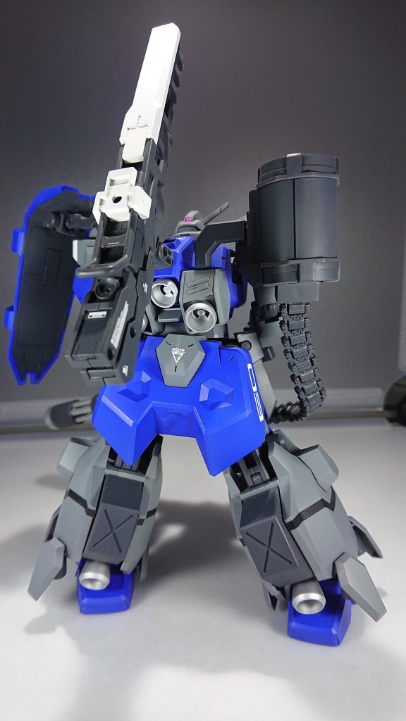 背中には榴弾砲ぽくバズーカを配置、10年近く遊んだアーケードゲーム「ボーダーブレイク」をイメージしてます