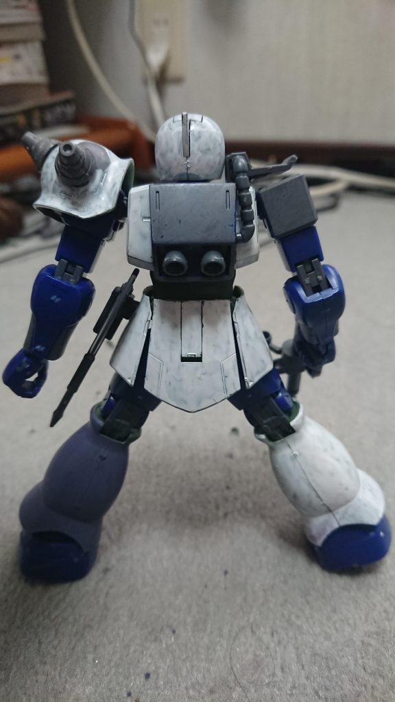 左肩のアーマーは、スパイクアーマーに変更されている。また、一部機体は水中用に改修されているものもあった。